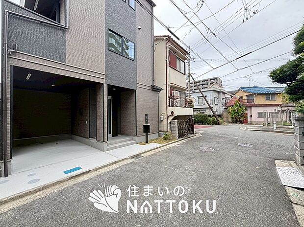 【現地写真(前道含む外観)】軽くて火災に強い屋根材を採用し、地震時の建物への負担や揺れを軽減しています。