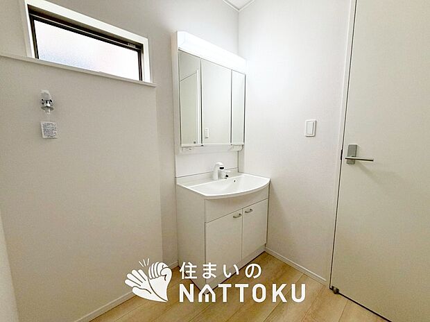 【洗面台・洗面所】鏡の両サイドは、必要なものを取出しやすく、大きな鏡面で朝の準備も快適。
使いやすいリフトアップ機能付きのシングルレバーシャワー水栓付です。