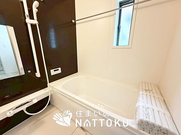 【現地写真（浴室）】浴室暖房乾燥機付き。１坪タイプで広々です。