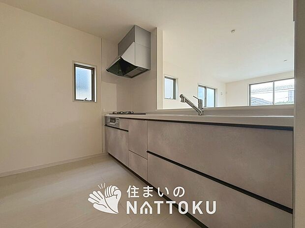 【現地写真(キッチン)】収納たっぷりのシステムキッチン、浄水器付水栓を標準装備しています。