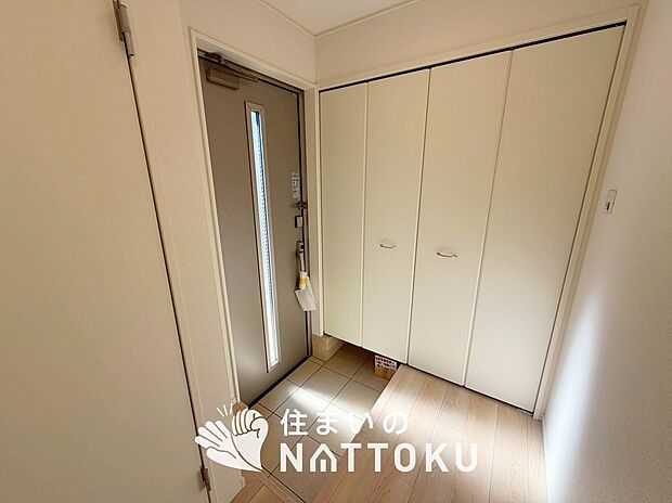 【現地写真(玄関)】玄関には、大型のシューズ収納を設置しています。