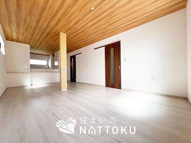 【現地写真（リビング）】フローリング材には、木目、色調など木材特有の風合いがあり、ナチュラルな美しさになっています。