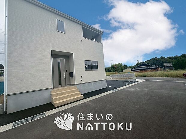 【現地写真(前道含む外観)】健康被害に配慮したもっとも安全性の高い建材を採用し、シックハウス対策をしております。