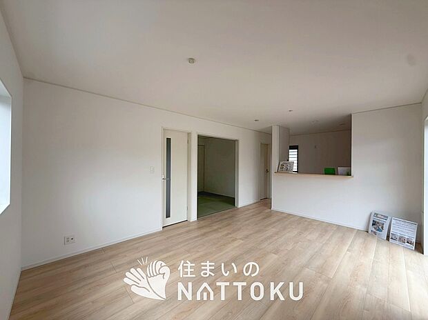 【現地写真(リビング)】フローリング材には、木目、色調など木材特有の風合いがあり、ナチュラルな美しさになっています。