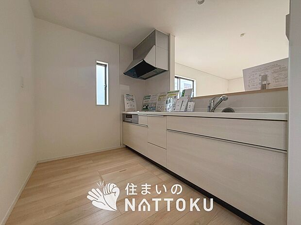 【現地写真(キッチン)】収納たっぷりのシステムキッチン、浄水器付水栓を標準装備しています。
