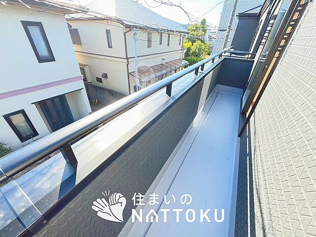 【バルコニー】奥行きが広く、洗濯物をゆったりと干せる十分な広さで、家族の洗濯も捗ります。