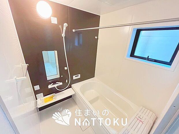 【現地写真（浴室）】浴室暖房乾燥機付き。１坪タイプで広々です。