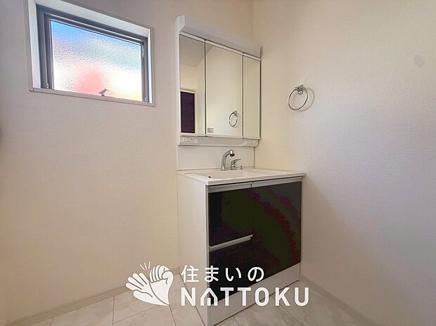 【洗面台・洗面所】鏡の両サイドは、必要なものを取出しやすく、大きな鏡面で朝の準備も快適。
使いやすいリフトアップ機能付きのシングルレバーシャワー水栓付です。