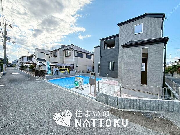 【現地写真(前道含む外観)】軽くて火災に強い屋根材を採用し、地震時の建物への負担や揺れを軽減しています。