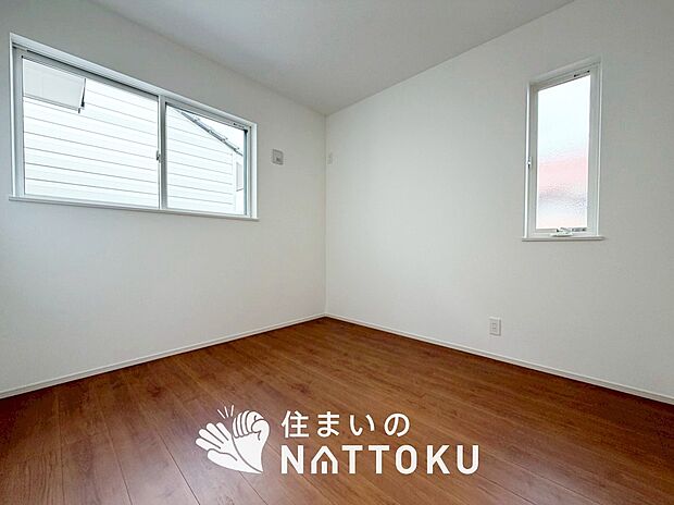 【現地写真（洋室）】木目の美しさを際立たせるシンプルデザインの建具を使用しています。