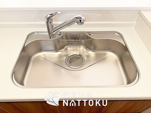 【浄水器内臓ハンドシャワー付シンク】広々とした凸型シンクに洗剤ポケットを標準装備。すっきり収納できます。
また、蛇口の先端に浄水器を内蔵しているため場所をとりません。