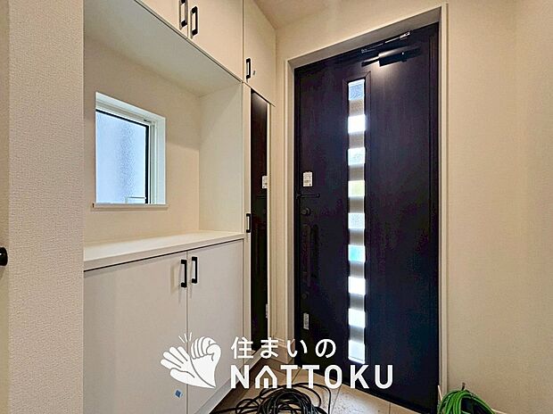 【現地写真（玄関）】玄関には、大型のシューズ収納を設置しています。