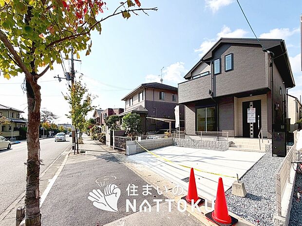 【現地写真（前道含む外観）】軽くて火災に強い屋根材を採用し、地震時の建物への負担や揺れを軽減しています。