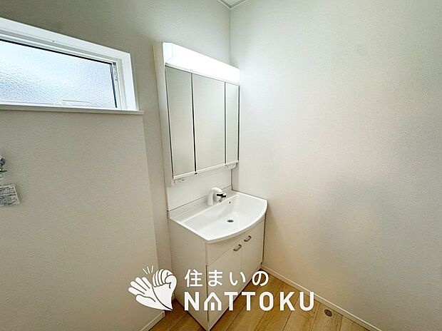 【洗面台・洗面所】鏡の両サイドは、必要なものを取出しやすく、大きな鏡面で朝の準備も快適。
使いやすいリフトアップ機能付きのシングルレバーシャワー水栓付です。