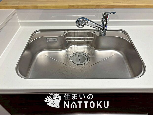 【浄水器内臓ハンドシャワー付シンク】広々とした凸型シンクに洗剤ポケットを標準装備。すっきり収納できます。
また、蛇口の先端に浄水器を内蔵しているため場所をとりません。