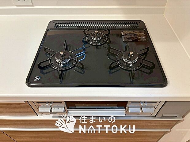 【ビルトインコンロ】フラットな構造で清掃性が高く、過熱防止センサー付３口タイプで日頃の家事も快適です。