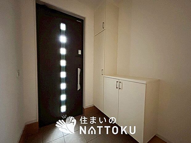 【現地写真（玄関）】玄関には、大型のシューズ収納を設置しています。