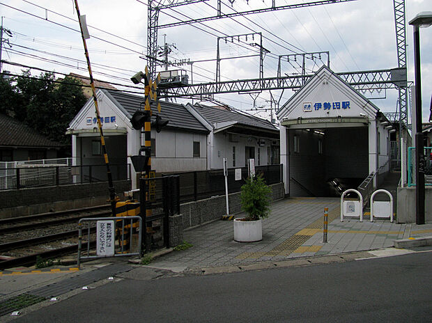 近鉄京都線「伊勢田駅」（約400m）