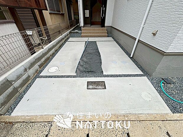 【現地写真（駐車場）】駐車スペースが広く、運転が苦手な方も安心です。