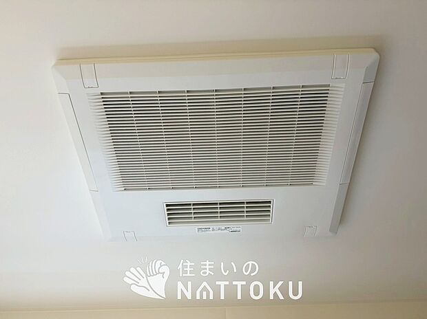 【電気式浴室暖房換気乾燥機】寒い冬場はあたたかく、暑い夏場は扇風機のような心地よさです。
雨の日は、浴室が衣類乾燥スペースになります。
