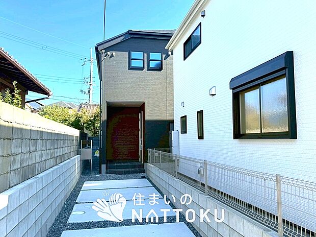 【現地写真（外観）【１号地】】雨で汚れを落とし、耐久性・耐候性に優れた外壁を使用しています。