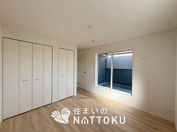 【現地写真(寝室)】木目の美しさを際立たせるシンプルデザインの建具を使用しています。