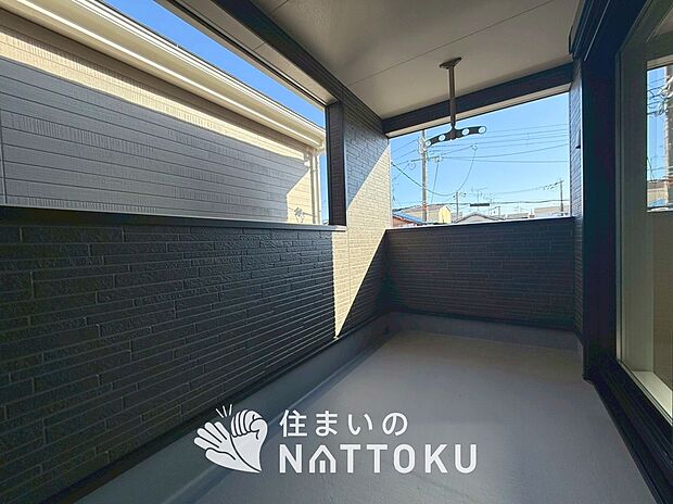 【バルコニー】奥行きが広く、洗濯物をゆったりと干せる十分な広さで、家族の洗濯も捗ります。