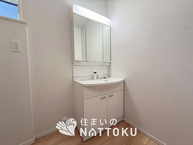 【洗面台・洗面所】鏡の両サイドは、必要なものを取出しやすく、大きな鏡面で朝の準備も快適。
使いやすいリフトアップ機能付きのシングルレバーシャワー水栓付です。