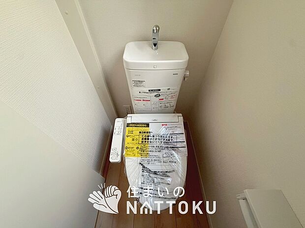 【トイレ】汚れてもサッとひと拭きでお手入れ簡単、エコ仕様の温水洗浄便座付きのトイレです。
バリアフリーにも配慮しています。