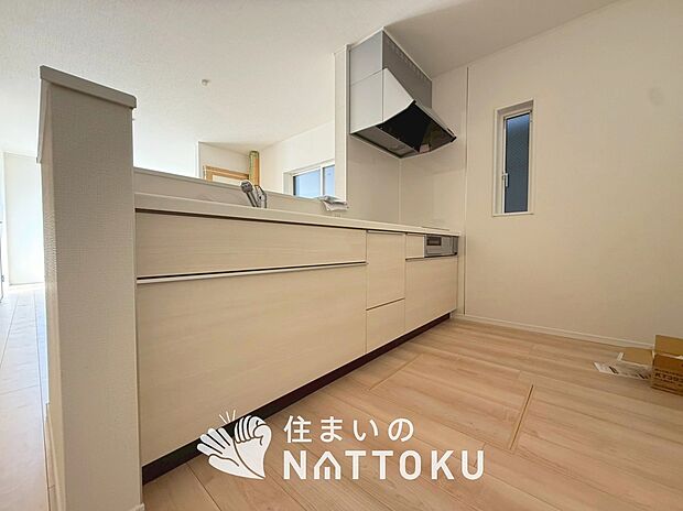 【現地写真(キッチン)】収納たっぷりのシステムキッチン、浄水器付水栓を標準装備しています。