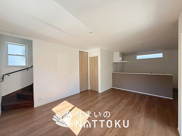 【現地写真(リビング)】フローリング材には、木目、色調など木材特有の風合いがあり、ナチュラルな美しさになっています。