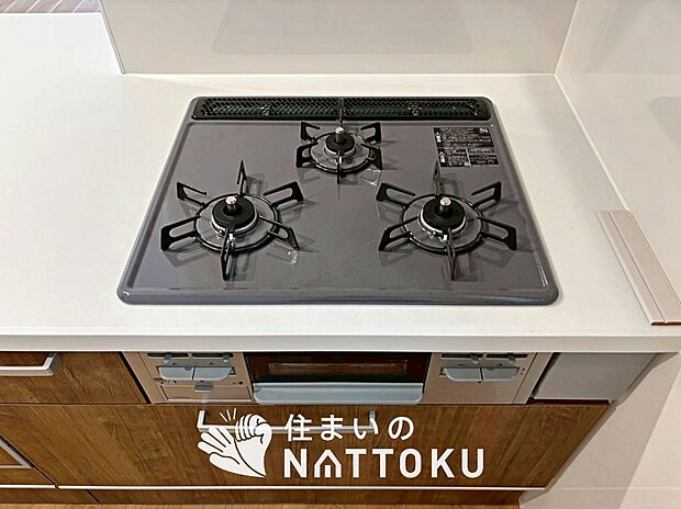 【ビルトインコンロ】フラットな構造で清掃性が高く、過熱防止センサー付３口タイプで日頃の家事も快適です。