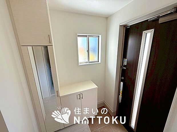 【現地写真（玄関）】玄関には、大型のシューズ収納を設置しています。