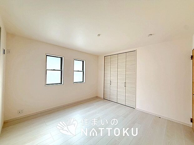 【現地写真（寝室）】木目の美しさを際立たせるシンプルデザインの建具を使用しています。