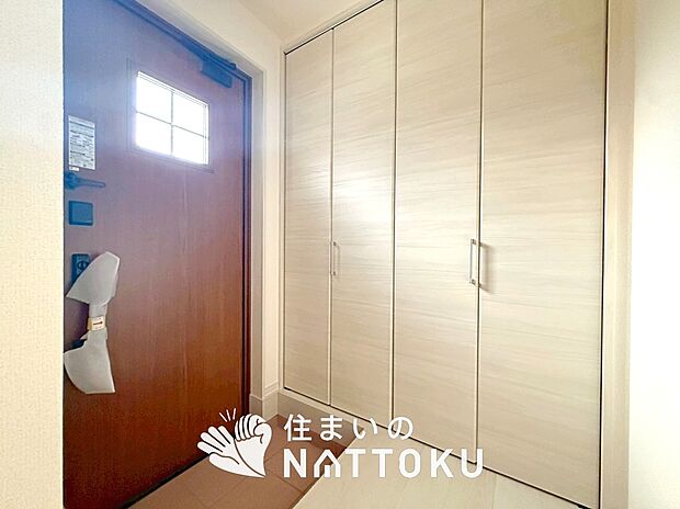 【現地写真（玄関）】玄関には、大型のシューズ収納を設置しています。