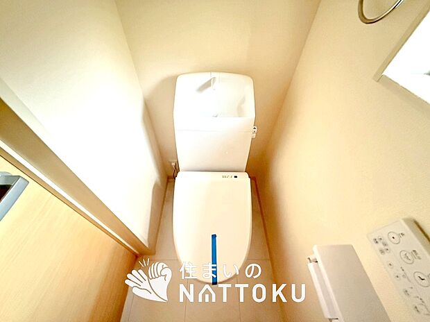【トイレ】汚れてもサッとひと拭きでお手入れ簡単、エコ仕様の温水洗浄便座付きのトイレです。
バリアフリーにも配慮しています。

