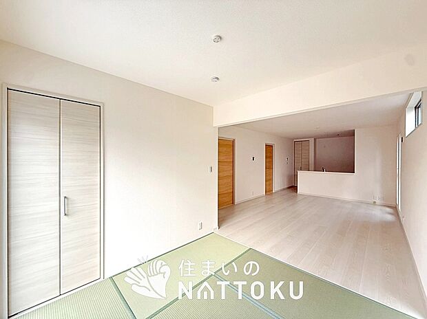 【現地写真（リビング）】フローリング材には、木目、色調など木材特有の風合いがあり、ナチュラルな美しさになっています。