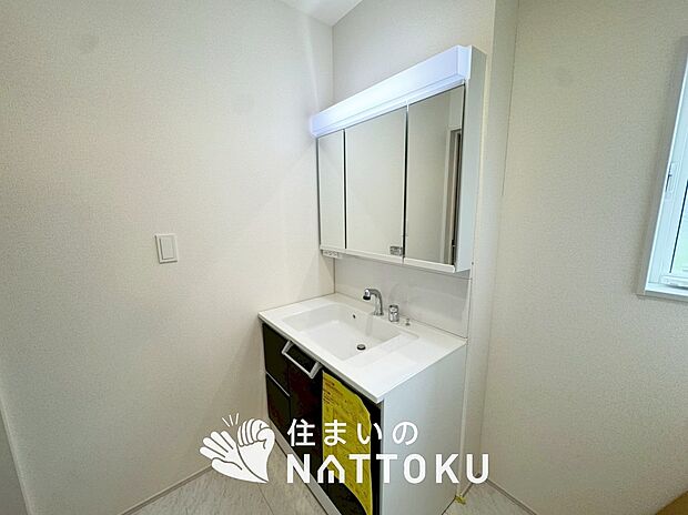 【洗面台・洗面所】鏡の両サイドは、必要なものを取出しやすく、大きな鏡面で朝の準備も快適。
使いやすいリフトアップ機能付きのシングルレバーシャワー水栓付です。
