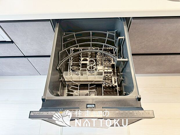 【食器洗い乾燥機】食後の時間にゆとりを与えてくれる食器洗い乾燥機。
操作ボタンも上面にあるので、腰をかがめずに操作ができラクラクです。
