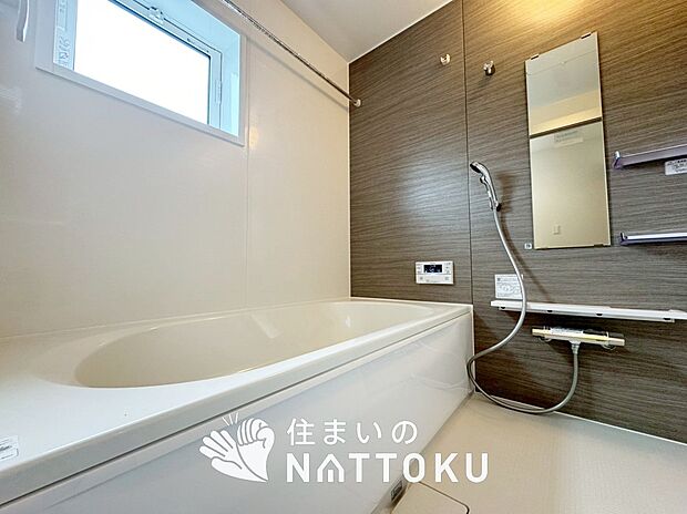 【現地写真（浴室）】浴室暖房乾燥機付き。１坪タイプで広々です。