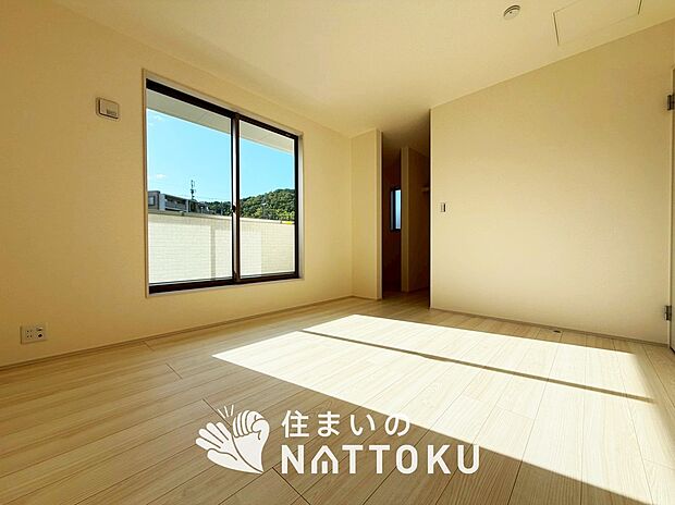 【現地写真（寝室）】木目の美しさを際立たせるシンプルデザインの建具を使用しています。