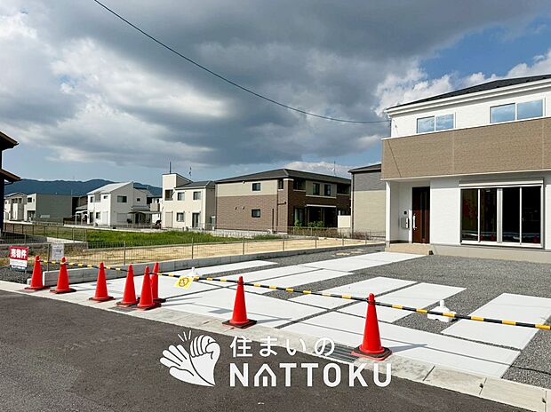 【現地写真(前道含む外観)】お引渡し後も無償の定期点検を行っており、暮らしの安心をお届けしています。