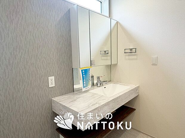 【洗面台・洗面所】鏡の両サイドは、必要なものを取出しやすく、大きな鏡面で朝の準備も快適。
使いやすいリフトアップ機能付きのシングルレバーシャワー水栓付です。
