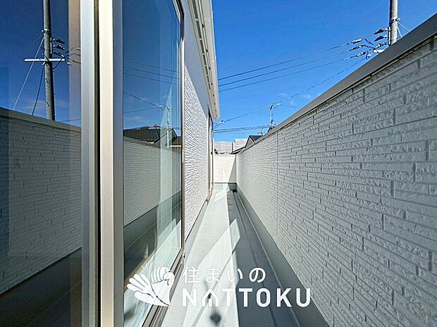 【バルコニー】奥行きが広く、洗濯物をゆったりと干せる十分な広さで、家族の洗濯も捗ります。