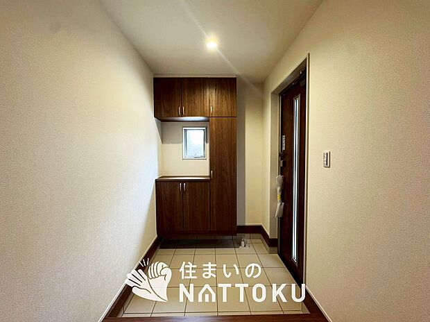 【現地写真（玄関）】玄関には、大型のシューズ収納を設置しています。