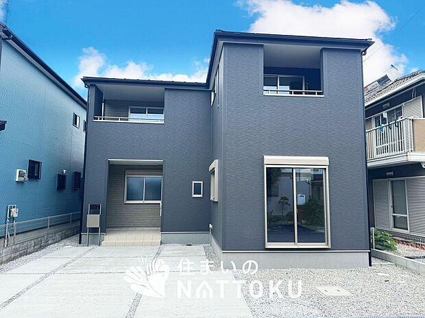 【現地写真（駐車場）】駐車スペースが広く、運転が苦手な方も安心です。