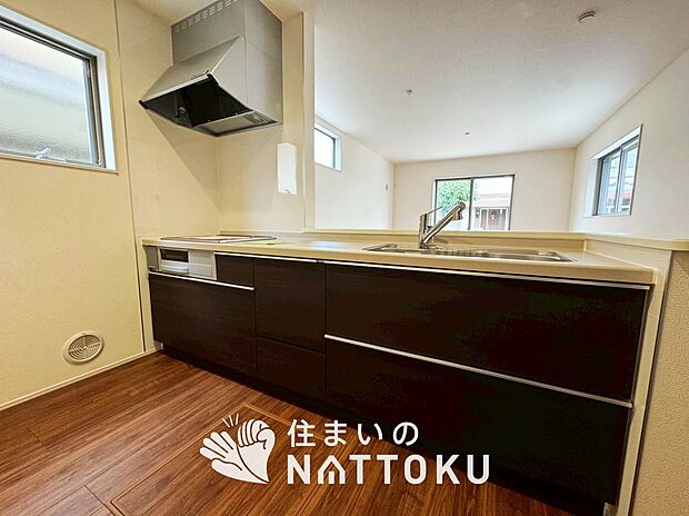 【現地写真（キッチン）】収納たっぷりのシステムキッチン、浄水器付水栓を標準装備しています。
