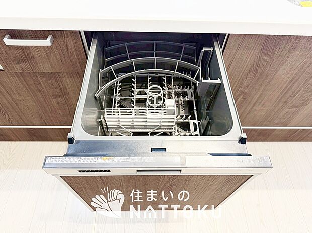 【食器洗い乾燥機】食後の時間にゆとりを与えてくれる食器洗い乾燥機。
操作ボタンも上面にあるので、腰をかがめずに操作ができラクラクです。