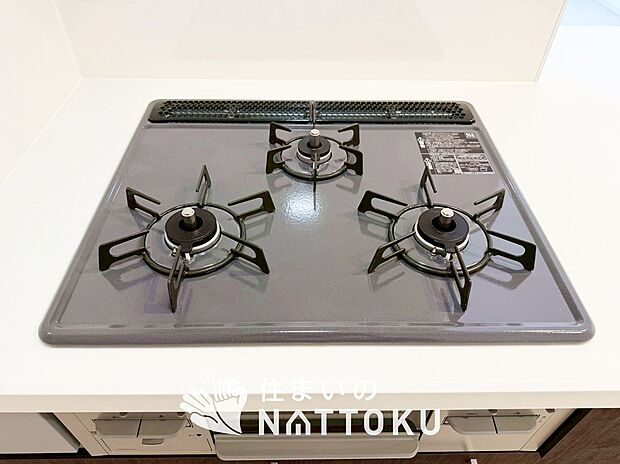 【ビルトインコンロ 】フラットな構造で清掃性が高く、過熱防止センサー付3口タイプで日頃の家事も快適です。