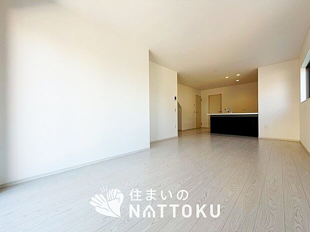 【現地写真(リビング)】フローリング材には、木目、色調など木材特有の風合いがあり、ナチュラルな美しさになっています。